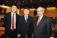 Prof. Lawrence J. Lau (right), Vice-Chancellor and Prof. Joseph Sung (left), Vice-Chancellor Designate of CUHK welcomes Dr. Jiang Mianheng (middle)Vice-President of Chinese Academy of Sciences.
